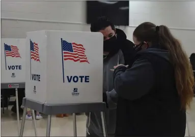 ?? NATALIE BRODA — MEDIANEWS GROUP ?? Voters at the Pontiac High School precinct for the presidenti­al election.