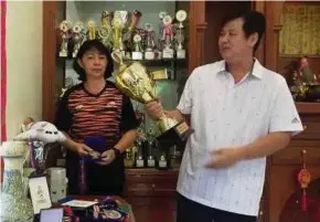 ??  ?? Lee Zii Jia’s father Lee Chee Hin (right) and mother Leow Siet Peng, show off their son’s trophy collection in Jitra yesterday.