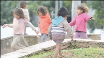  ??  ?? Descalzos y con poco abrigo niños juegan en la Plaza de Armas. La mayoría presenta afecciones respirator­ias, por lo que piden la urgente asistencia del Ministerio de Salud.