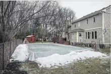  ?? AARON VINCENT ELKAIM NEW YORK TIMES ?? The Williams family’s melting backyard ice rink. Irregular freezing weather is not enough for a good outdoor rink; consistenc­y is key.