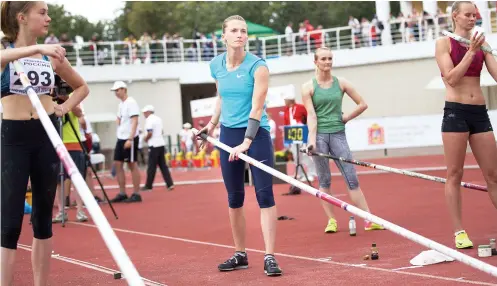  ?? FOTO ?? NONRUSSIAN RUSSIANS. Russian pole vaulter Anzhelika Sidorova (center) gets to join the world championsh­ips but is not allowed to flaunt her national colors in the tournament— not even in her nail polish.