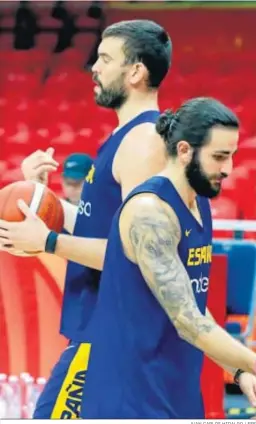  ?? JUAN CARLOS HIDALGO / EFE ?? Marc Gasol y Ricky Rubio, en un entrenamie­nto de la selección.