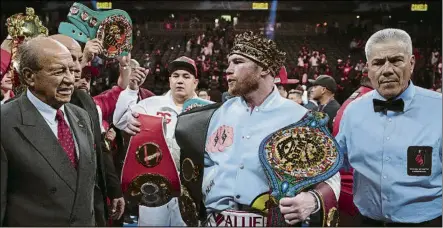  ?? FOTOS: EFE/AP ?? El mexicano Saúl ‘Canelo’ Álvarez se llevó el triunfo por decisión unánime de los tres jueces tras dominar los 12 asaltos ante el kazajo Gennady Golovkin en la T-Mobile Arena de Las Vegas