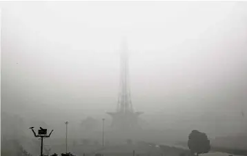  ??  ?? shrouding the Minar-e-Pakistan public monument. — Bloomberg Hidden from view: Smog