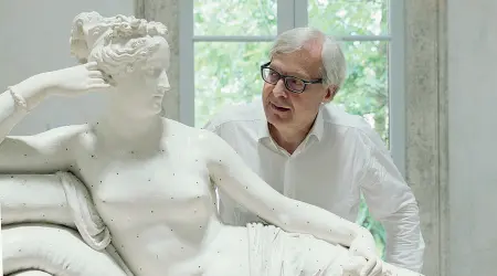  ??  ?? Gipsoteca
Il presidente della Fondazione Canova Vittorio Sgarbi si scambia uno sguardo con Paolina Borghese