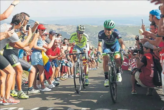  ?? FOTO: EFE ?? Alberto Contador, en la imagen con el colombiano Esteban Chaves, no acusó como esperaba su caída del día anterior e incluso superó en la meta a Chris Froome, al que le sacó 8 segundos