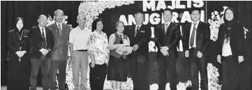  ??  ?? Kimverly (sixth left) and her parents (fourth and fifth left) receive Tokoh Pelajar Cemerlang 2017 from Khashim.