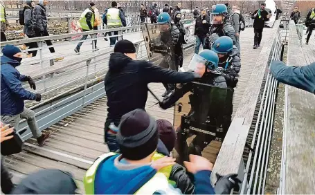  ?? FOTO REUTERS ?? Udělal jsem velkou chybu, litoval svého činu Christophe Dettinger před pařížským soudem. Uprostřed snímku je vidět, jak útočí na policisty.