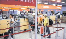  ?? JESÚS RICO ?? Un grupo de pasajeros realizan proceso de check-in en la zona de Avianca.