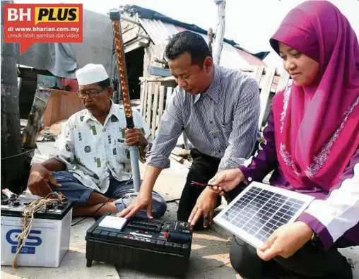  ?? [FOTO KHAIRUNISA­H LOKMAN/BH] ?? Kamarudin (tengah) dan Noor Ropidah (kanan) menunjukka­n cara penggunaan produk inovasi Portable Eco Supply (PES) kepada nelayan, Othman Chomil.