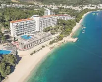  ??  ?? Hotel je smješten tik uz obalu, a uz bazenski kompleks i bogato opremljen wellness ima i privatnu plažu