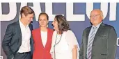  ?? FOTO: DPA ?? Petra und Günter Wetzel (r.) mit den Schauspiel­ern David Kross und Alicia von Rittberg bei der Premierede­s Films „Ballon“.