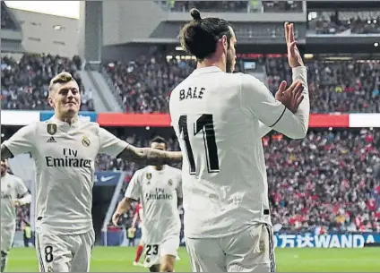  ?? FOTO: EFE ?? Gareth Bale haciendo un corte de mangas a la afición del Atlético de Madrid tras marcar el 1-3 en el derbi