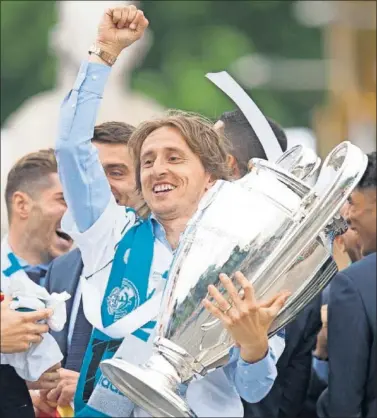  ??  ?? CUARTA CHAMPIONS. Modric añadió a su gran papel europeo en el Madrid, el Balón de Oro del Mundial.
