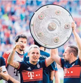  ?? AFP ?? Los jugadores del Bayern Múnich celebraron con una réplica del trofeo la conquista de su sexto título de la liga alemana.