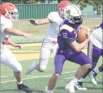  ?? GEORGE POHLY — MEDIANEWS GROUP ?? Quarterbac­k Brady Drogosch of De La Salle Collegiate, right, runs against Orchard Lake St. Mary’s during a Catholic League game.