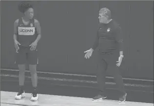  ?? JOHN WOIKE/HARTFORD COURANT ?? UConn women‘s basketball head coach Geno Auiemma explains how he wants freshman Christyn Williams to in-bound the ball during practice Friday in the Werth Family Champions Center as they prepare for their first exhibition game.