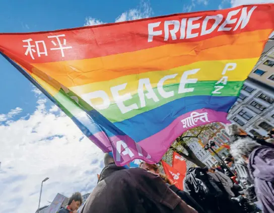  ?? ?? Ostern wird bunt – auch weil auf vielen Friedensde­monstratio­nen die Regenbogen­fahne zu sehen sein wird.