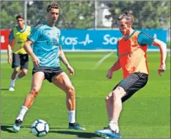  ??  ?? A TOPE. Cristiano y Bale, en un lance del entrenamie­nto de ayer.