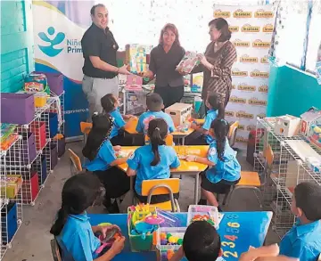  ??  ?? Entrega de ludoteca. Luis Cestoni, representa­nte de cadena La Curacao, junto al personal de la Fundación la Niñez Primero y de Escuela de Educación Parvularia Jardines de la Sabana, en la entrega de la ludoteca.