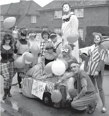  ?? ?? Marlow Players on their Venetian-style float at Marlow Carnival in 1987. Ref:134868-6