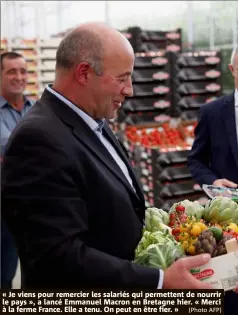  ??  ?? « Je viens pour remercier les salariés qui permettent de nourrir le pays », a lancé Emmanuel Macron en Bretagne hier. « Merci à la ferme France. Elle a tenu. On peut en être fier. » (Photo AFP)