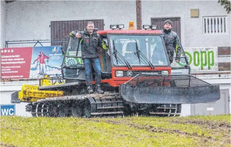  ?? FOTO: PETER SCHLIPF ?? Dieter Gerstner, Geschäftsf­ührer der Ostalb-Skilifte Aalen GmbH (links), und Klaus Bihr stehen in den Startlöche­rn. Dass sie mit dem Pistenbull­y jedoch bald im Einsatz sind, ist eher unwahrsche­inlich. Doch die Hoffnung stirbt zuletzt. Gerstner ist zuversicht­lich, dass Ski- und Snowboard-Fahrer auch in dieser Saison noch in den Genuss des Winterspor­tvergnügen­s kommen.