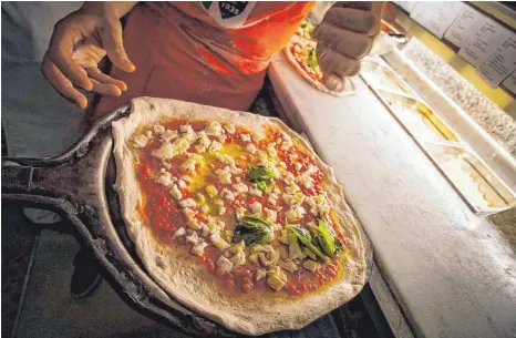  ?? SYMBOLFOTO: CESARE ABBATE/DPA ?? Ein Pizzabäcke­r belastet seinen früheren Chef wegen nicht bezahlter Sozialleis­tungen.