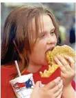  ?? FOTO: SIGNAL IDUNA/DPA ?? Fast Food und süße Softdrinks gehören bei vielen Kindern zur täglichen Ernährung. Sie werden dadurch dick und krank.