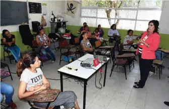  ??  ?? A través del programa ‘Unidos Mejoras tu Escuela’, la alcaldesa María Luisa González Achem exhortó a los padres a sumarse en bien de la educación de los menores.