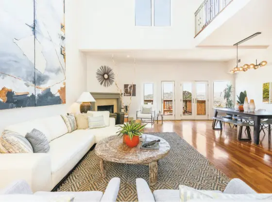  ?? Open Homes Photograph­y ?? The open floor plan at 57 Arbor St., in S.F.’s Glen Park neighborho­od, features a 21-foot ceiling and gleaming hardwood flooring.