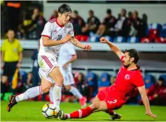  ?? AP ?? Turkey’s Sener Ozbayrakli (right) tries to stop Iran’s Sardar Azmoun left during their friendly match in Istanbul on Monday. Turkey won 2-1. —