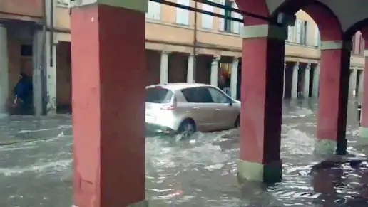  ?? Inondata ?? Via Saragozza diventata un fiume con l’acqua che ha invaso anche i portici creando molti problemi alla circolazio­ne di auto, moto, biciclette e pedoni, la foto è tratta dal profilo twitter @golafort