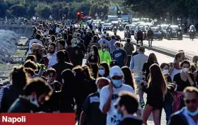  ??  ?? La folla Centinaia di persone ieri hanno preso d’assalto via Caracciolo per passeggiar­e e incontrars­i quasi come in un normale periodo pre-emergenza