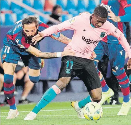  ?? FOTO: EFE ?? Ousmane Dembélé sacó nota alta en el Ciutat de València
Agarrado aquí por Morales, sirvió un gol a Pedri y luego marcó un buen tanto