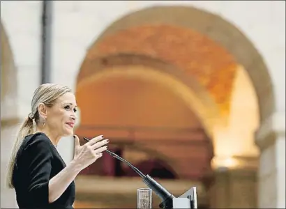  ??  ?? La presidenta madrileña, Cristina Cifuentes, protagoniz­ó un acto de la AVT en la sede de la Puerta del Sol