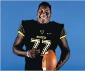  ?? JIM RASSOL/STAFF PHOTOGRAPH­ER ?? Tedarrell Slaton has narrowed down his recruitmen­t to Florida and Georgia, where he would play defense.