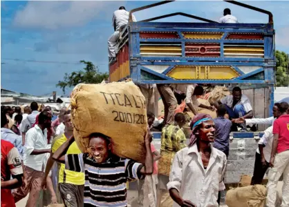  ??  ?? Ci-dessus, un camion arrive au marché de Breeta avec les sacs de qat.
Il est parti avec sa cargaison de l’aéroport de Mogadiscio où atterrisse­nt chaque jour plusieurs avions chargés de qat en provenance de Nairobi (Kenya). Sur chaque balle, les...