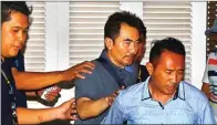  ?? FEDRIK TARIGAN/JAWA POS ?? CARI BUKTI: Petugas membawa Gatot Brajamusti (tengah) dalam penggeleda­han di rumahnya di Jakarta kemarin.
