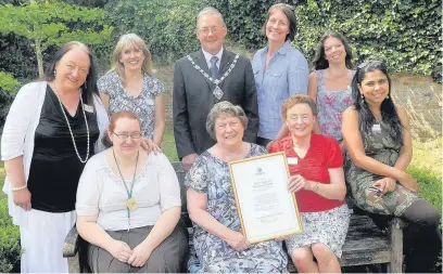  ?? ALISTAIR WILSON.
AN144237 ?? Certificat­e shows approval: County councillor Pat Frost, centre, presents a certificat­e to the Friends of Farnham Library, who were also joined for their coffee morning by the Mayor of Farnham, Cllr Jeremy Ricketts.