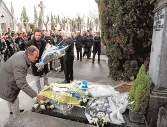  ?? EFE ?? Alfonso Alonso y Borja Sémper realizan una ofrenda floral en la tumba de Gregorio Ordóñez, ayer en el cementerio donostiarr­a de Polloe