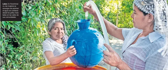  ?? EL PAÍS ?? Labor. En Panchimalc­o, las mujeres se encargan de acarrear el agua con cántaros desde los grifos instalados en las calles de sus comunidade­s.
