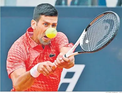  ?? ETTORE FERRARI / EFE ?? Novak Djokovic golpea de revés ante Cameron Norrie, ayer.