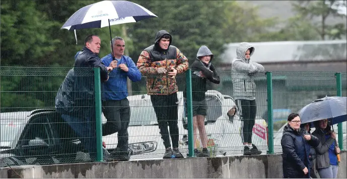  ?? Photo by Michelle Cooper Galvin ?? Supporters watch the Glenflesk versus Spa IFC match from outside of the perimeter fence of the Glenflesk grounds on Saturday, but from next week the hope is that the 200 people currently allowed gather for a sporting event will increased to 500 from next week.