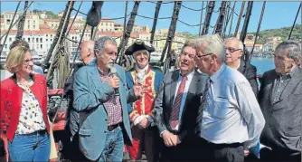  ??  ?? Le maire de Port-Vendres félicite son adjoint Jean-Marie Leriche qui a oeuvré pour la venue de l’Hermione