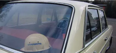  ?? Fotos: privat ?? Der Saarberg-Helm auf der Hutablage des Mercedes 230 von Wolfgang Willems aus Saarbrücke­n erzählt von vergangene­n Zeiten.