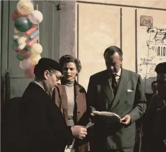  ?? ?? Con la moglie e musa. Da sinistra, Roberto Rossellini, Ingrid Bergman e George Sanders durante le riprese di «Viaggio in Italia», 1954
GETTY IMAGES