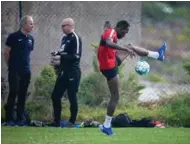  ??  ?? TRIKSER: Daouda Bamba foran sportssjef Rune Soltvedt (bak til v.).