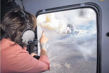  ?? JIM THOMPSON/JOURNAL ?? Gov. Susana Martinez surveys the Dog Head Fire in the Manzano Mountains from a Black Hawk helicopter Thursday evening.