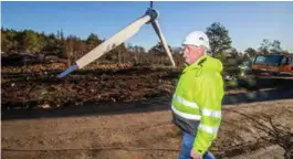  ?? FOTO: JARLE R. MARTINSEN ?? Tor Helge Kjellby ser til at vindmøllen­e han fikk satt opp i 1998 nylig ble demontert. I mai kommer det opp to nye som er dobbelt så store.